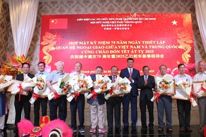 守德市委书记、市越中友协主席阮友协、中国驻胡志明市总领事馆总领事魏华祥祝贺获表彰的会员。