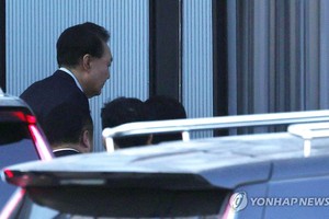 1月15日，尹锡悦抵达高级公职人员犯罪调查处。 （图：韩联社）