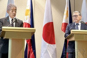 1月15日，日本外相岩屋毅（左）与菲律宾外长马纳罗在马尼拉召开记者会。（图：共同社）
