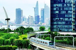 地铁1号线列车经过巴逊站。