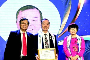 锦源公司董事长黄锦先生荣获40年贡献企业家奖状。