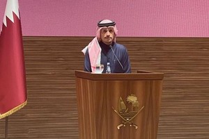 1月15日，卡塔尔首相兼外交大臣穆罕默德在多哈举行的记者会上讲话。（图：新华社）