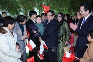 范明政总理和夫人与旅波越侨社群代表亲切会面。（图：越通社）