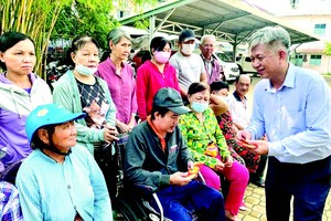 本报慈善工作组盂兰节济贫。