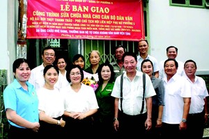 庆云南院住持周华邦与地方领导移交温情屋。