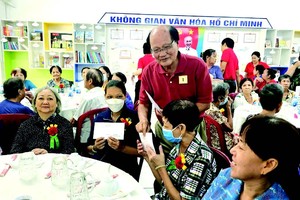 该会馆举办庆祝活动20周年，设宴款待诸位孤寡长者。