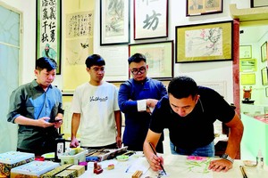 堤岸华人书画家传承民族文化。