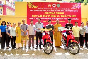 市、郡领导、龙华寺住持、各护法会发送两辆摩托车给需要解决生计的家庭。