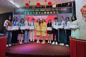 新慈念外语中心奖励学生