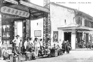 图为20世纪初叶，人们在人行道上卖食物，现在是第五郡陈兴道街和范敦街的拐角处。（图：互联网）