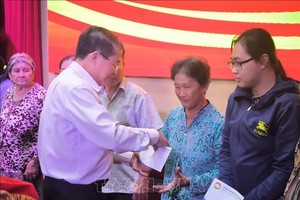 国会副主席阮德海向槟椥省优抚政策家庭与家境清贫劳动工人赠送礼物。（图：越通社）