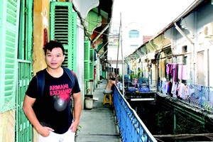 作者摄于百年豪仕坊内，这是堤岸享誉国内外的古巷。