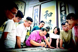 学生围观林汉城老师即席挥毫。