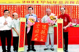 每年书法分会配合本报及各华人会馆联袂主办慈善挥春活动。