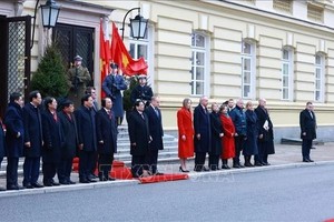 政府总理范明政对波兰进行正式访问。波方为范明政一行举行欢迎仪式。（图：越通社）