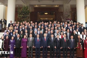 苏林总书记与党、国家、越南祖国阵线委员会领导以及原领导合照。