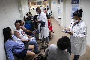 图为巴西一间诊所正对民众筛检登革热。（示意图：AP）