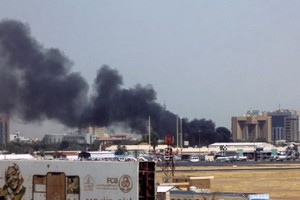 苏丹首都的建筑物上空浓烟滚滚。（图：AFP）
