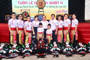 团长黄志民师傅与黄嘉宝师傅（左五、六）与《狮舞》节目演员合照。