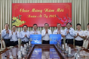 市委副书记阮福禄向两单位赠送春节礼物。