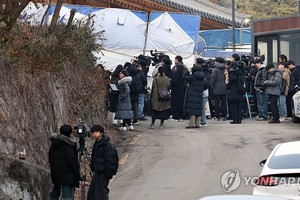 1月20日，在三清洞总统安全屋前，警方尝试查抄遇阻。大批媒体在现场等候。（图：韩联社）