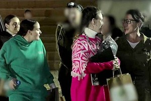 以色列军方称：“三名返回者刚刚抵达加沙地带的初始接收点，现在他们正在与母亲见面。”（图：AFP）