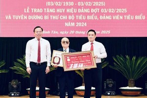 平新郡领导向张文心同志颁授65年党龄纪念章。（图：文明）