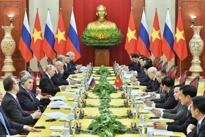 已故党中央总书记阮富仲与俄罗斯总统普京会谈。