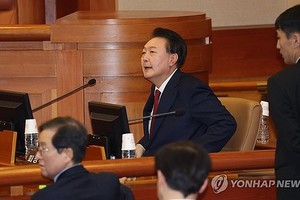 1月21日，在首尔钟路区的宪法裁判所（宪法法院），总统尹锡悦（右二）出庭受审。宪院当天举行尹锡悦弹劾案庭审第三次辩论。（图：韩联社）