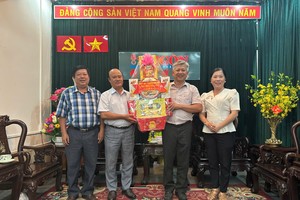 第八郡代表团向本报赠送新年礼物。