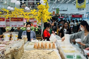 市民选购蜜饯、糖果过年。