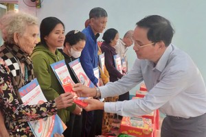 《西贡解放报》驻南部东区代办处主任陈文丰向贫困少数民族同胞派发贺年利是。