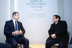 范明政总理（右）会见立陶宛总理金陶塔斯·帕卢茨卡斯。（图：越通社）