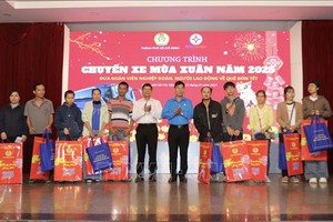 市劳动联团领导向回乡过年的贫困业团团员及劳动者赠送春节礼物。