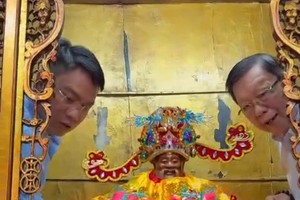 二府会馆为“本头公”神像更换袍冠。