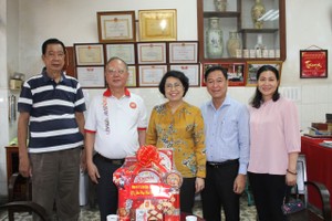 越南祖国阵线中央委员会副主席苏氏碧珠向穗城会馆理事会赠送新年礼物。