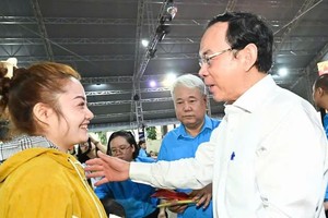 市委书记向劳工赠送春节礼物