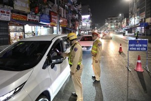 交警测试驾驶者酒精浓度。（图：越通社）