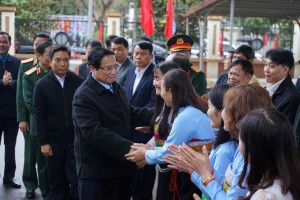 政府总理范明政与清化省玉勒县各民族人民。（图：郭瑜）