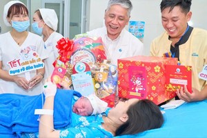 慈裕医院院长、第二级专科医生陈玉海为在除夕时刻分娩的产妇赠送礼物。