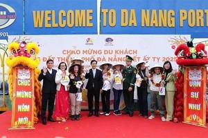 岘港市迎接新年首批国际游客。（图：越通社）