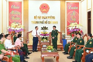 阮文年同志向胡志明市边防力量干部和战士拜年。