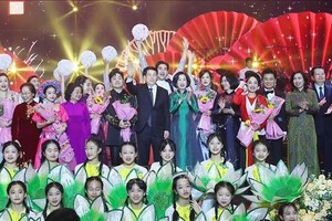 1月19日晚，越南国家主席梁强和夫人在河内出席2025年“家乡之春”活动。（图：越通社)