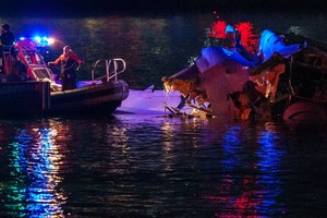 2025年1月30日，华盛顿救援人员正在打捞失事航班残骸。（图：Getty Images）