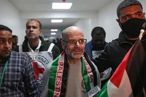 一名巴勒斯坦囚犯从以色列监狱获释后抵达加沙地带。（图：互联网）