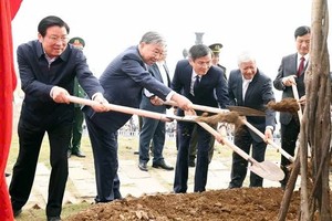 苏林总书记在宁平省出席“植树节”活动启动仪式。（图：越通社）