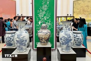 市历史博物馆正在展示的“从土地中绽放的花——东方陶瓷艺术中的花卉”专题展览吸引各界人士和广大群众前来观赏。（图：越通社）