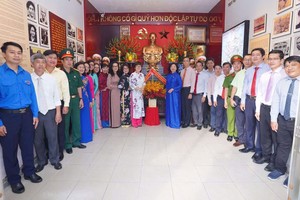 敬香缅怀胡志明主席