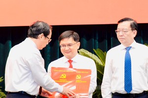 市委书记阮文年向阮孟强同志颁授委任决定及祝贺。（图：市党部新闻网）