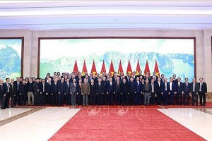 出席会晤的各位领导和代表们合影。（图：越通社）